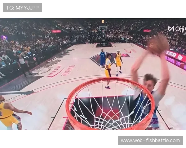 湖人独行侠场边明星观众云集，杰克尼科尔森现身